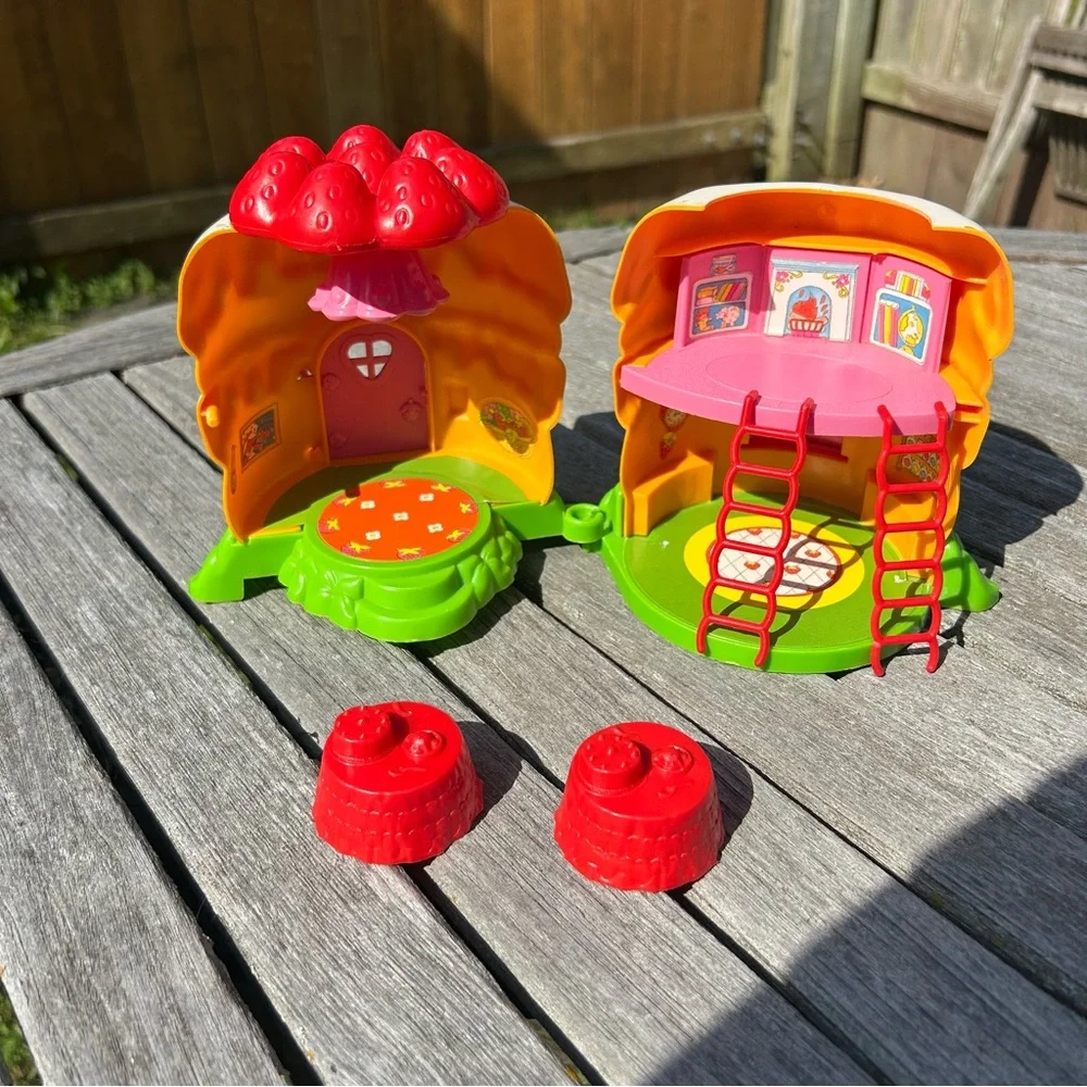 Vintage 80’s Strawberry Shortcake Toy House‎ with accessories 1981